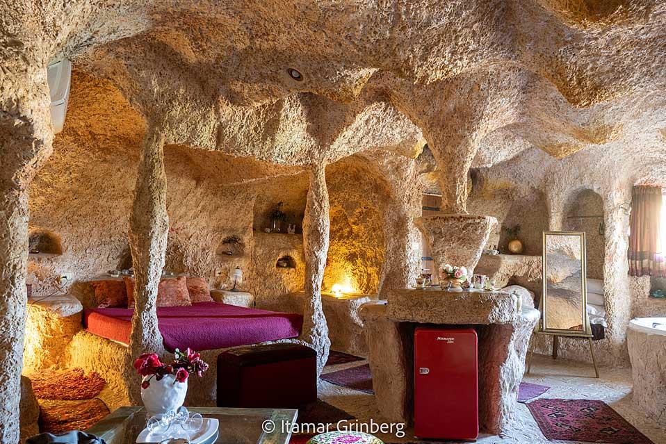 אחת ממערות האבן הרומנטיות. חלל פתוח עם נטיפי אבן