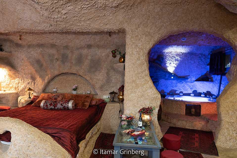 הג'קוזי ממוקם בנישת אבן סגורה ואינטימית באחת ממערות האבן