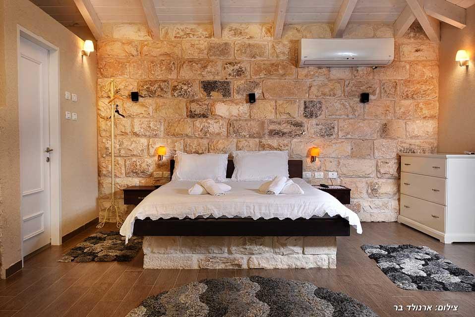 מיטות שינה עם מזרן אורתופדי על פודיום אבן
