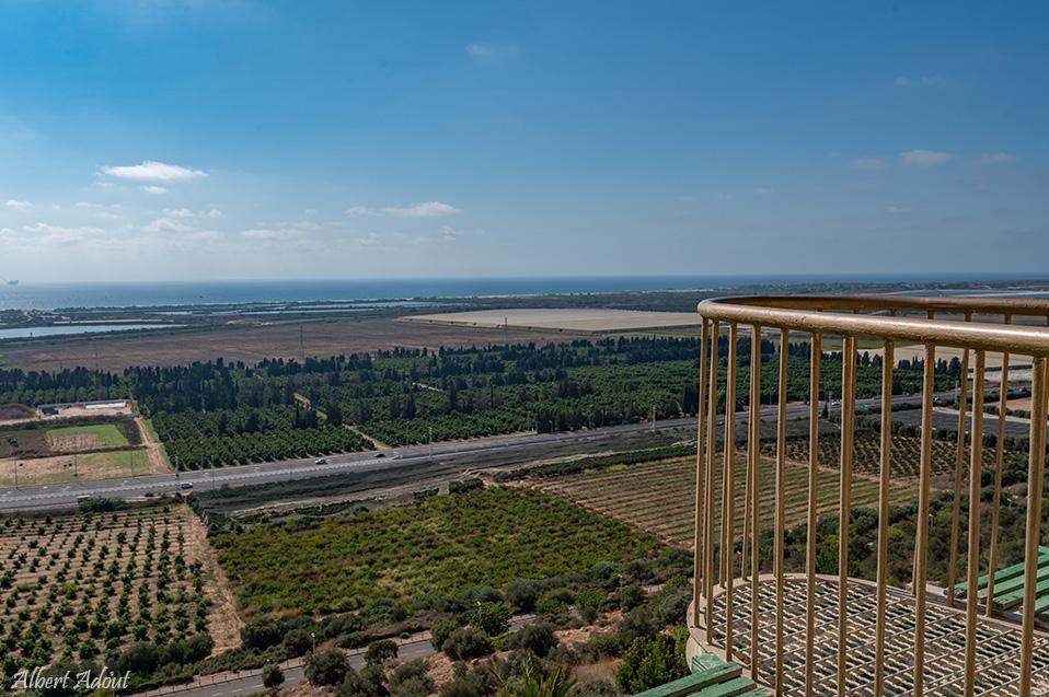 נוף פתוח- קומה עליונה עם נק' תצפית גבוהה.